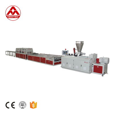 32.9 rpm Schroefsnelheid PVC-gebaseerde WPC-extrusielijn vervaardigd voor productie-installaties