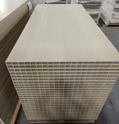 25000 KG Automatische WPC-keukenplaten-extrusielijn2 voor de productie van brede deuren