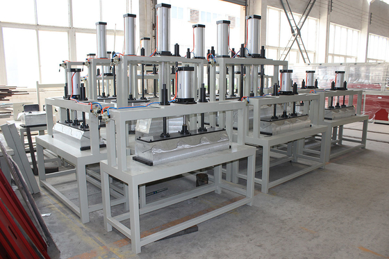 Automatische pvc-dektegel-extrusielijn voor duurzame en langdurige tegels