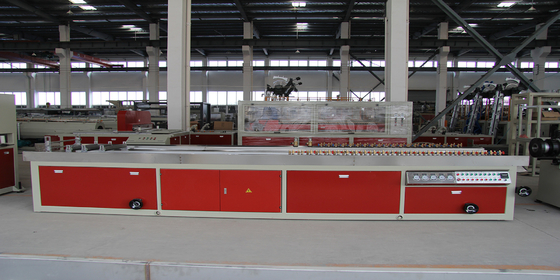 34.7 rpm Schroefsnelheid WPC wandpaneel extrusie lijn2 voor de productie van fabrieken