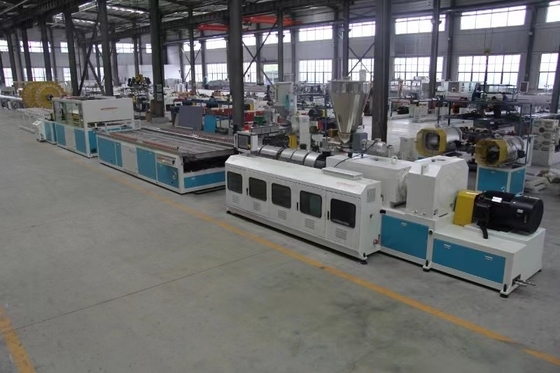 Professionele PVC holle plaat extruderingslijn met 38CrMoALA schroefmateriaal