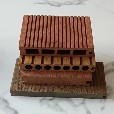 Schroefsnelheid rpm 32,9 rpm Dubbele schroef extrusielijn voor PVC-profielwandpaneel WPC hek