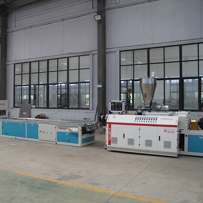 Schroefsnelheid rpm 32,9 rpm Dubbele schroef extrusielijn voor PVC-profielwandpaneel WPC hek
