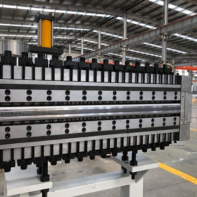 Granule Plastic Board Extruder Machine en gemakkelijk te bedienen met 1500 rpm schroefsnelheid