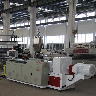 PVC-extruderingslijn met dubbele schroef Verticale extruder van kunststof met hoge productiviteit