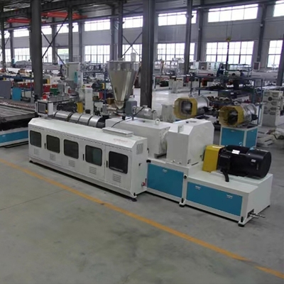 380V 50hz PVC-dekplaten-extrusielijn voor de productie van bouwmaterialen