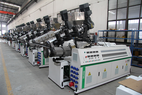132 1 Schroef L/D-verhouding PP PE basis WPC-extrusielijn voor de verwerking van kunststoffen
