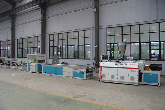 132 1 Schroef L/D-verhouding PP PE basis WPC-extrusielijn voor de verwerking van kunststoffen