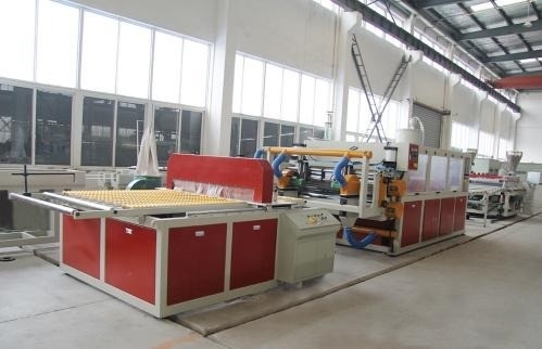 Op maat gemaakte co-extrusielijn voor PVC-schuimplaten voor productie-installaties 26000x7000x4000