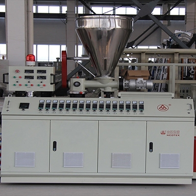 Leading Technology Customized WPC Wide Door Extruder Machine voor plastic producten