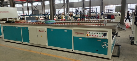 380V 50hz Spanning PVC Hollow Sheet Extrusion Line met 156 1 Schroef L/D-verhouding