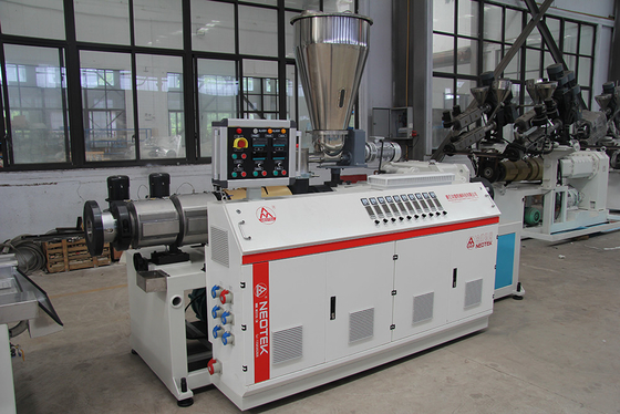 Co-roterende conische tweeschroef PVC WPC-extrusielijn met 38CrMoALA-schroefmateriaal