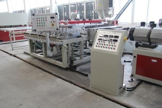 Co-extrusielijn voor PVC-schuimplaten met 38CrMoALA-schroefmateriaal en schroefsnelheid van 34,7 rpm