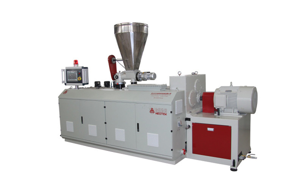 Verbruik PVC-gebaseerde WPC-pelletizer met 380V 50hz spanning en 188 1 schroef L/D-verhouding
