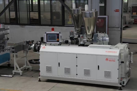 Plastic conical twin screw PVC daktegel extrusielijn