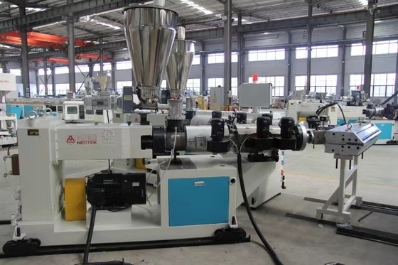 Plastic conical twin screw PVC daktegel extrusielijn