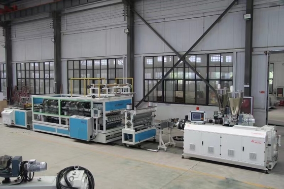 Plastic conical twin screw PVC daktegel extrusielijn