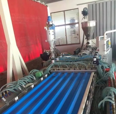 Aanpasbare dubbel schroef co roterende kegelvormige PVC holle plaat extrusie machine